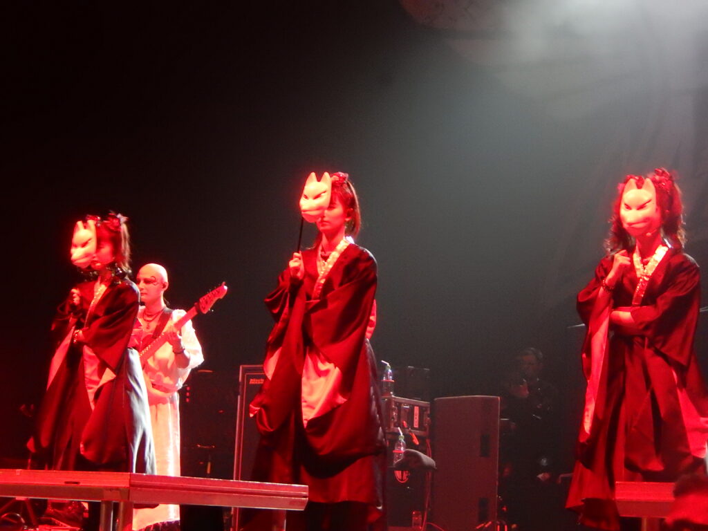 Babymetal Londra O2 Arena sahne performansı